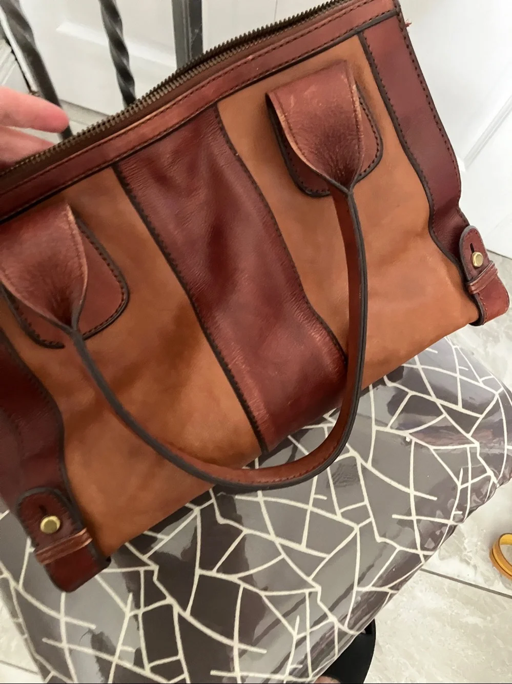 Vintage FOSSIL Women Reissue Brown leather satchel with a keyhole emblem